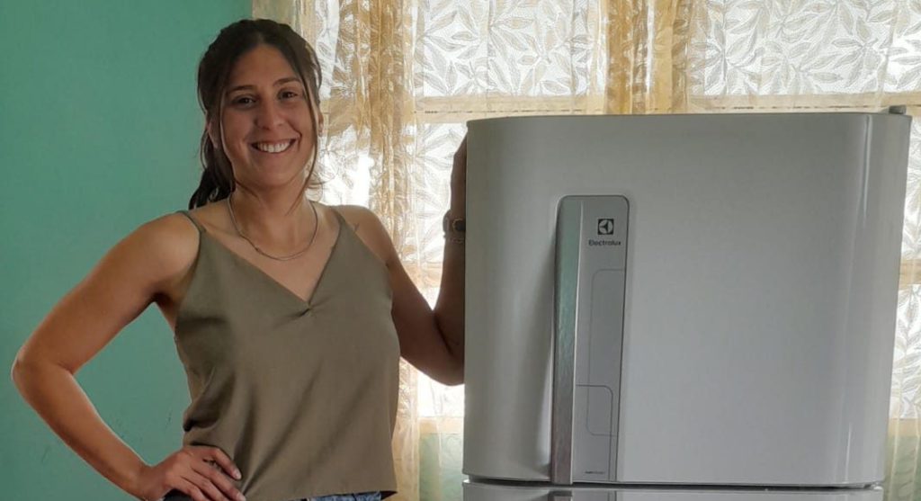 Los ganadores retiran los premios de la Rifa Solidaria